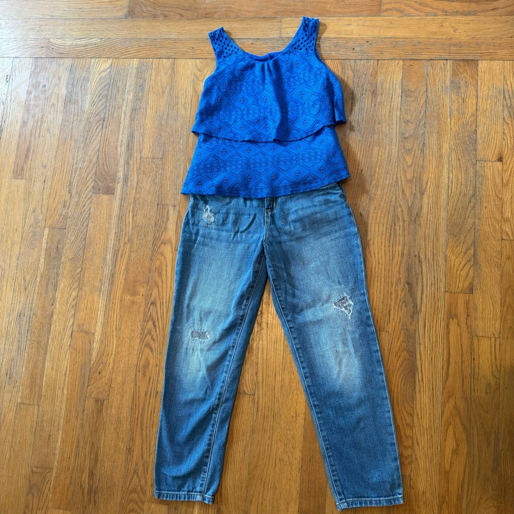 Girls outfit: blue tiered top and jeans